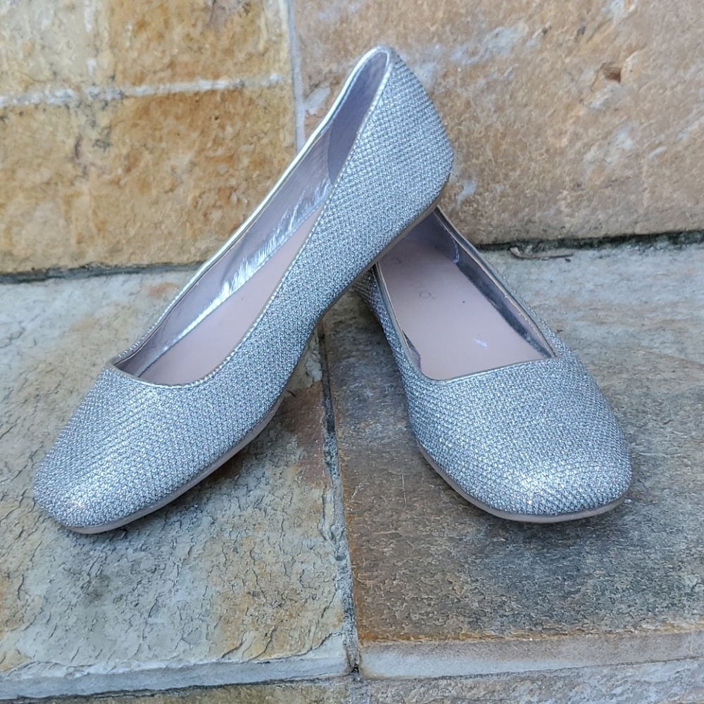 Silver Flat Dress Shoes 🥿 Size: US 3